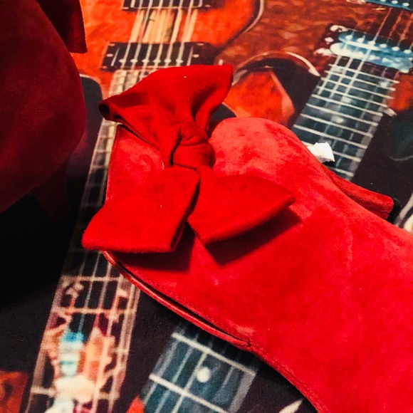 Fabulous Bijou Red Suede Bow Heels! - Picture 14 of 14